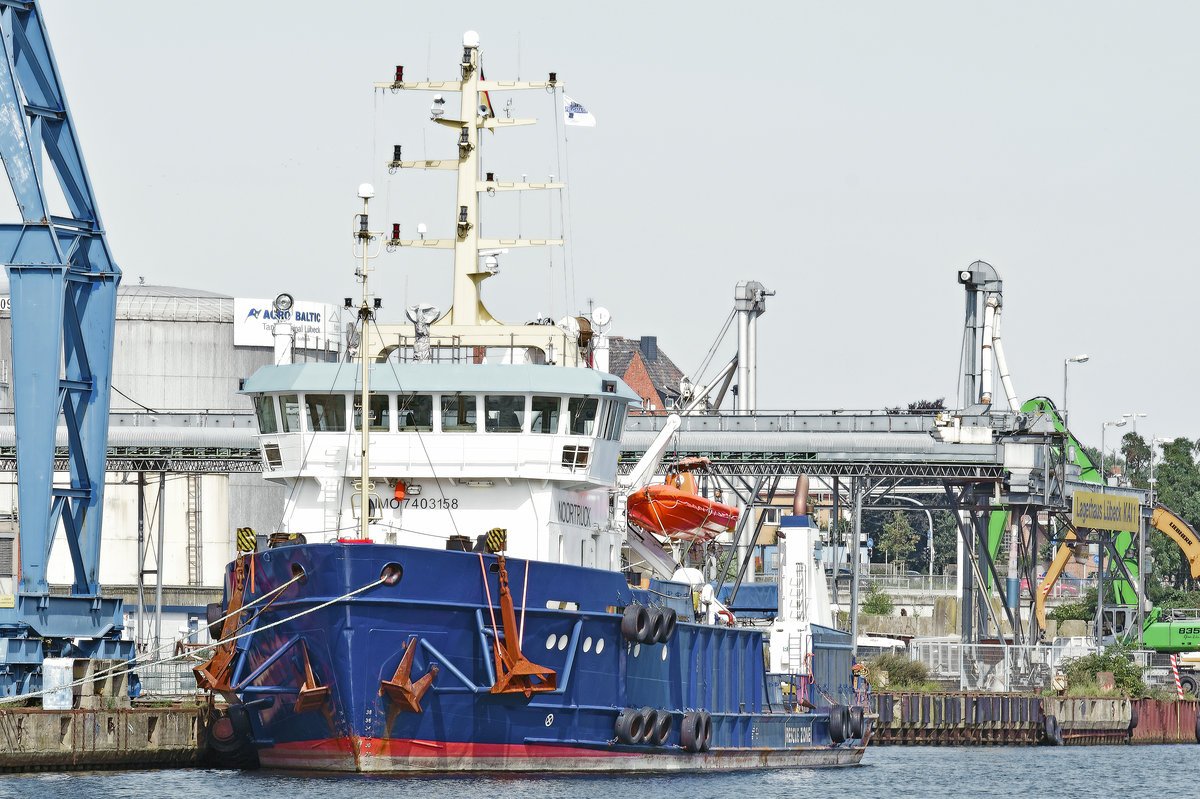 Mehrzweckschiff NOORTRUCK ,IMO 7403158, MMSI 21153849, im Hafen von Lübeck. Aufnahme vom 26.08.2016. Das Support-Schiff wurde im Jahr 1975 auf der Hitzler-Werft in Lauenburg / Elbe gebaut