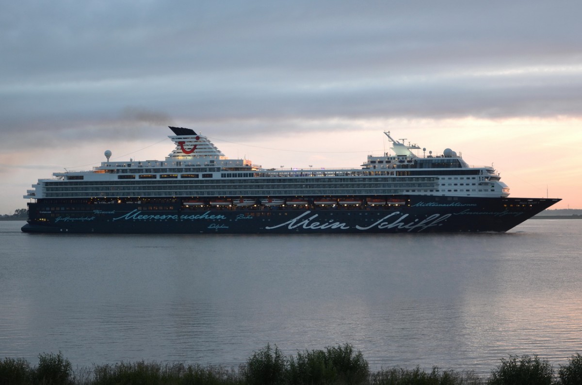 MEIN SCHIFF 1 ; Kreuzfahrtschiff , IMO 9106297 , Baujahr 1996 , 264 x 32 m , 1924 Passagiere , Lühe  17.06.2015