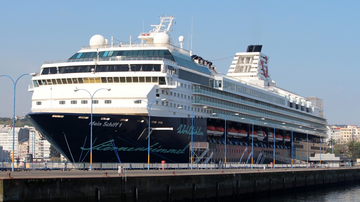 Mein Schiff 1 am 18.04.2014 im Hafen von La Coruna.