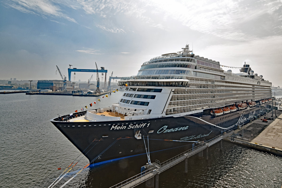 MEIN SCHIFF 1 am 29.4.2018 am Ostseekai in Kiel