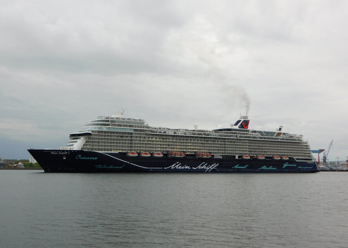 MEIN SCHIFF 1, auslaufend Kiel, 23.05.21 zur ersten blauen Reise