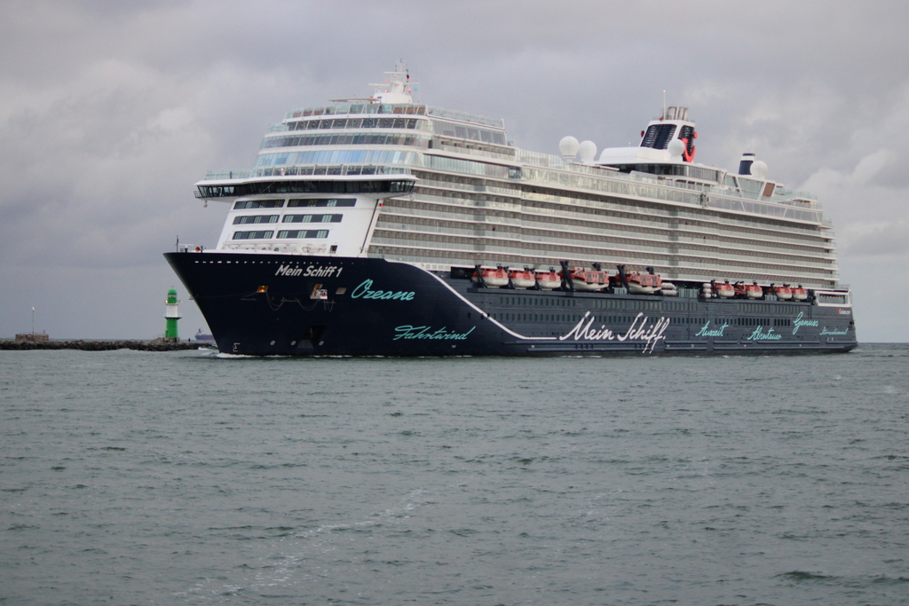 MEIN SCHIFF 1 beim 1. Anlauf am Morgen des 03.08.2021 in Warnemünde.