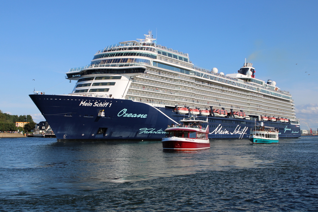 MEIN SCHIFF 1 und die Fahrgastschiffe WARNOWSTAR und SELENE am 03.08.2021 in Warnemünde.