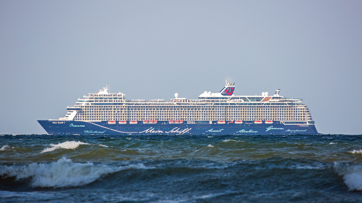 MEIN SCHIFF 1 (IMO 9783564) von Stockholm nach Kiel fahrend mit einem kleinen Umweg an Rügens Kreideküste vorbei. - 25.07.2021