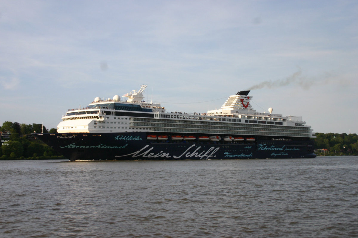 Mein Schiff 1 im Sommer 2015 in Hamburg