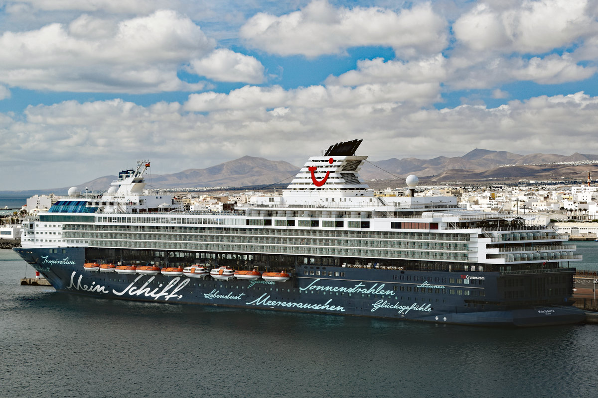 Mein Schiff 2 am 09.02.2017 im Hafen von Arrecife, Lanzarote