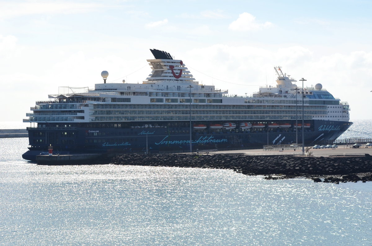 Mein Schiff 2, Kreuzfahrtschiff wurde im November 1997 auf der Meyer-Werft in Papenburg fertiggestellt und als drittes und letztes Schiff der Century-Klasse an die Reederei Celebrity Cruises übergeben. Heimathafen Malta. Exnamen  Mercury (1997–2008) Celebrity Mercury (2008–2011), ab 2011 als Mein Schiff 2.  Länge 262,5 m, Breite 32,20 m. Besatzung 780,  Passagiere 1912.  IMO  9106302. Besuchte den Hafen von Arrecife am 11.12,17.