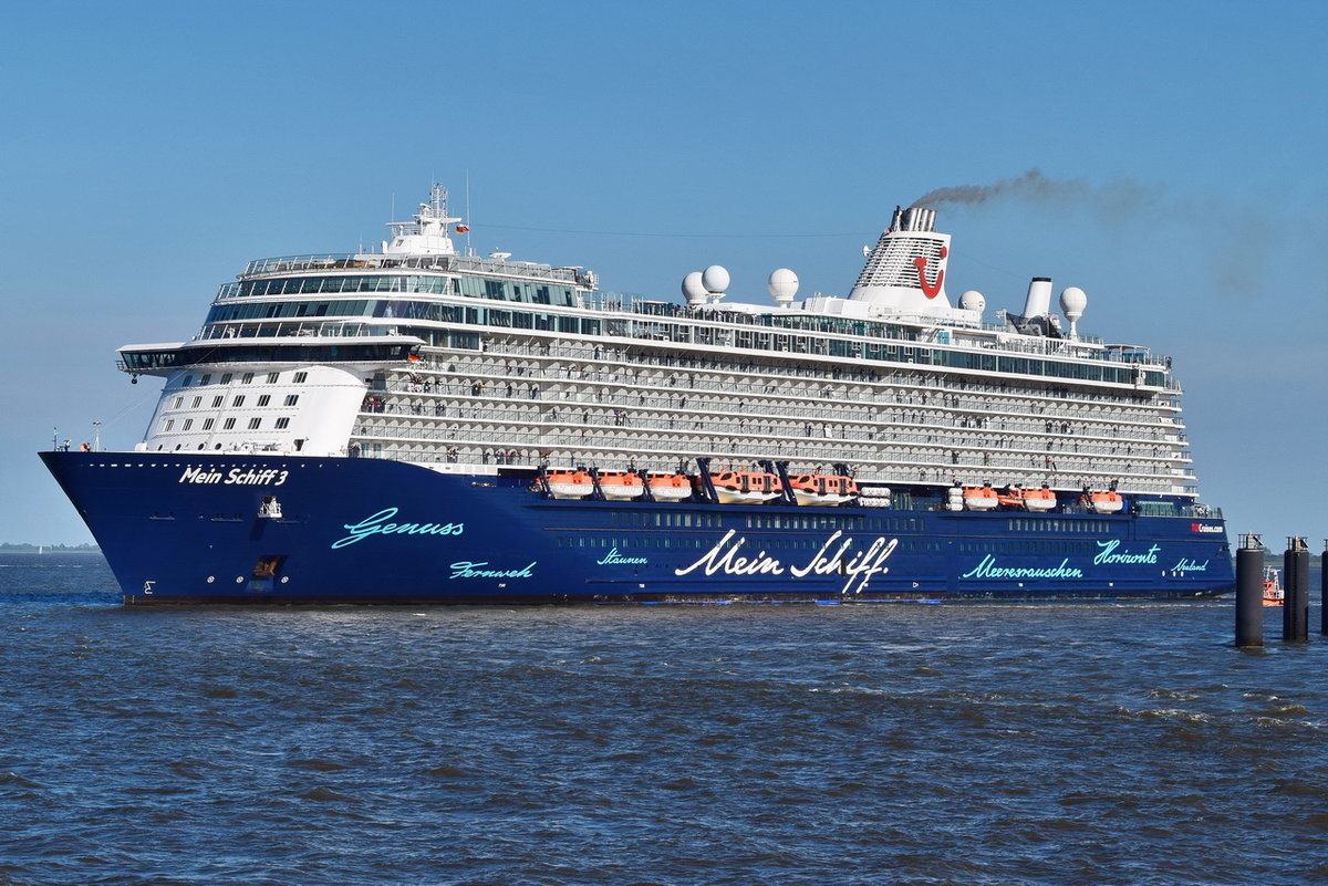 MEIN SCHIFF 3 , Kreuzfahrtschiff , IMO 9641730 , Baujahr 2014 , 293.2 x 42.2 m , 2.506 Passagiere und 1000 Besatzung , Abfahrt am 29.05.2020  in Cuxhaven nach der Qarantäne 