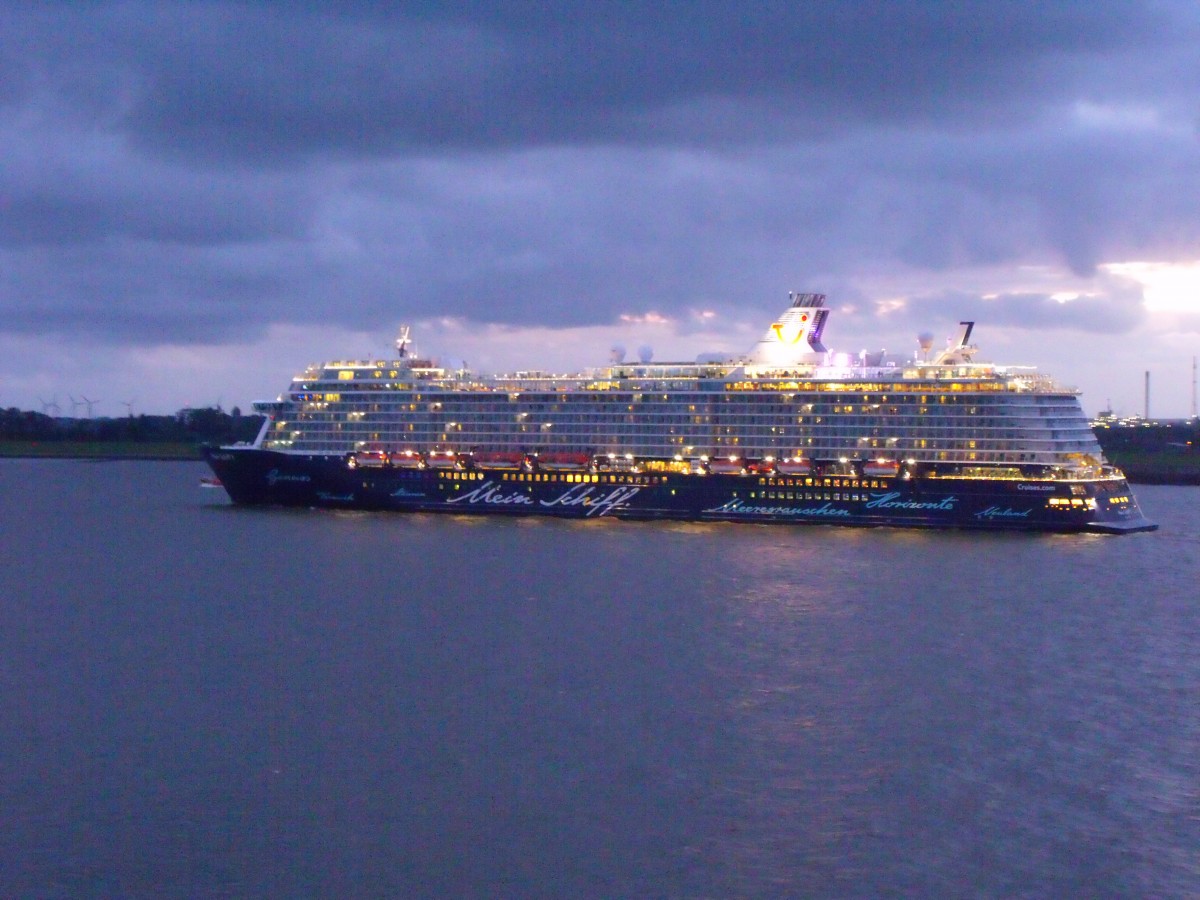 Mein Schiff 3 auf der Elbe bei Brunsbüttel
am 13.06.2014 