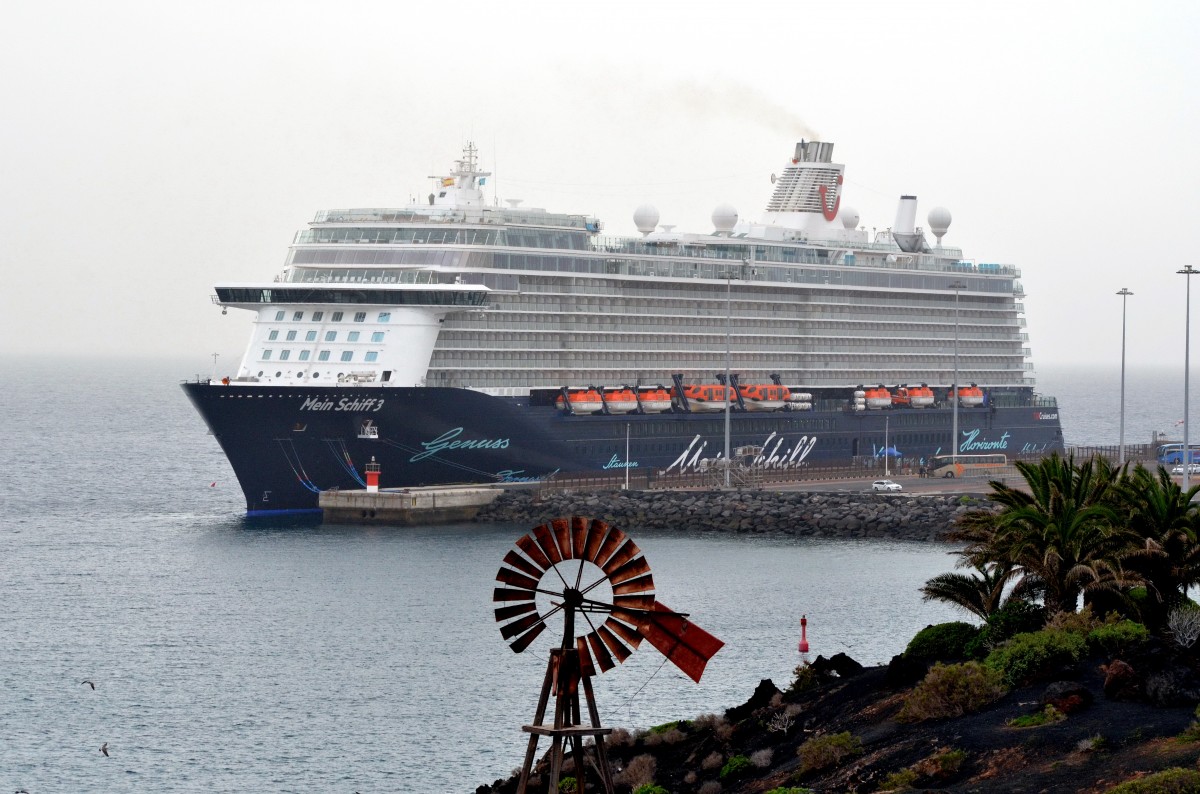 Mein Schiff 3 im Hafen von Arrecife / Lanzarote am 13.12.2014. Daten: L: 293,30 m, B:35,80 m, T: 8,05 m, Besatzung: 1000, Passagiere: 2506. Fährt unter der Flagge von Malta und wurde bei STX Finnland gebaut.