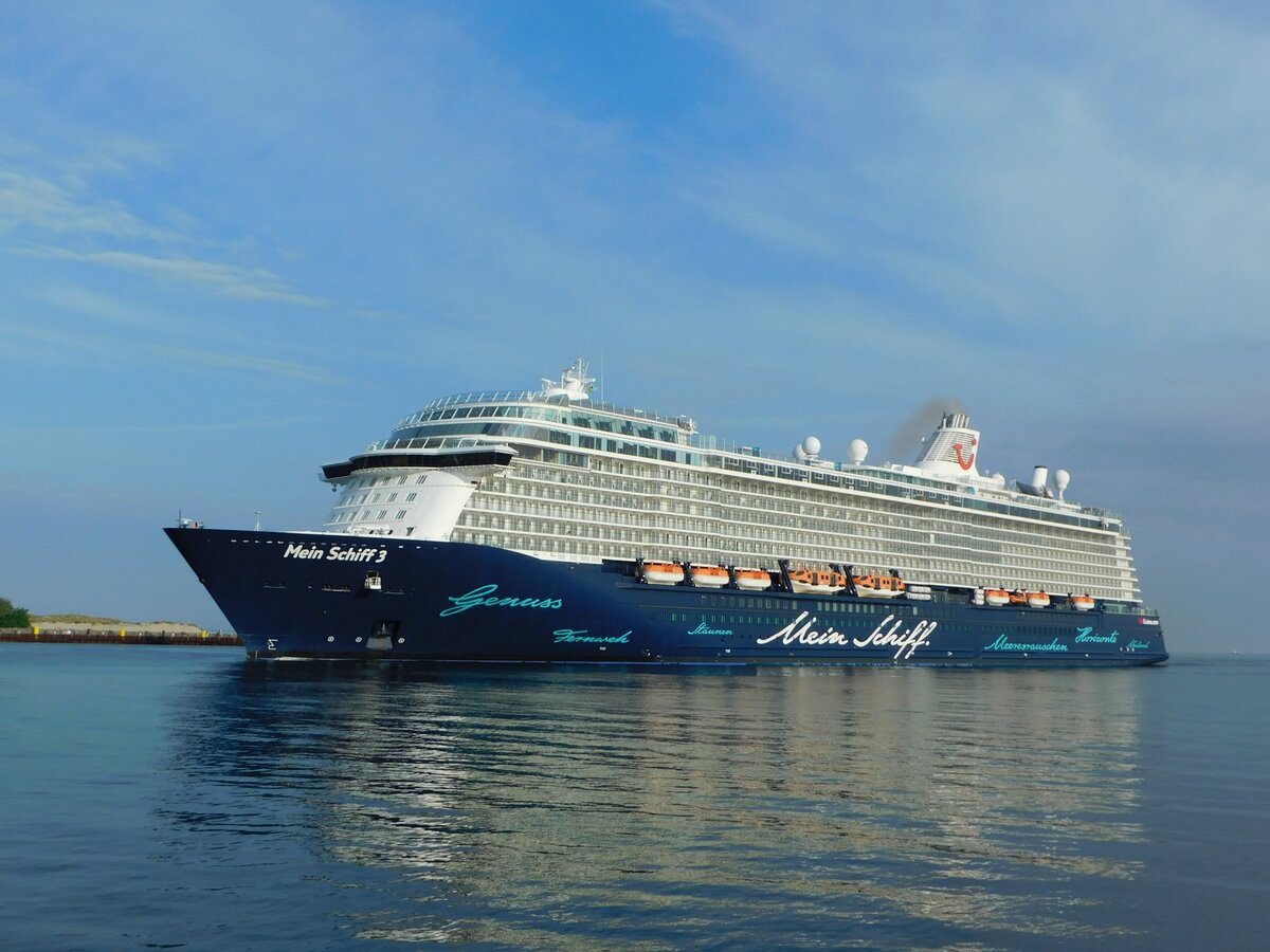 MEIN SCHIFF 3, TUI Cruises, einlaufend Warnemünde am 05.06.21