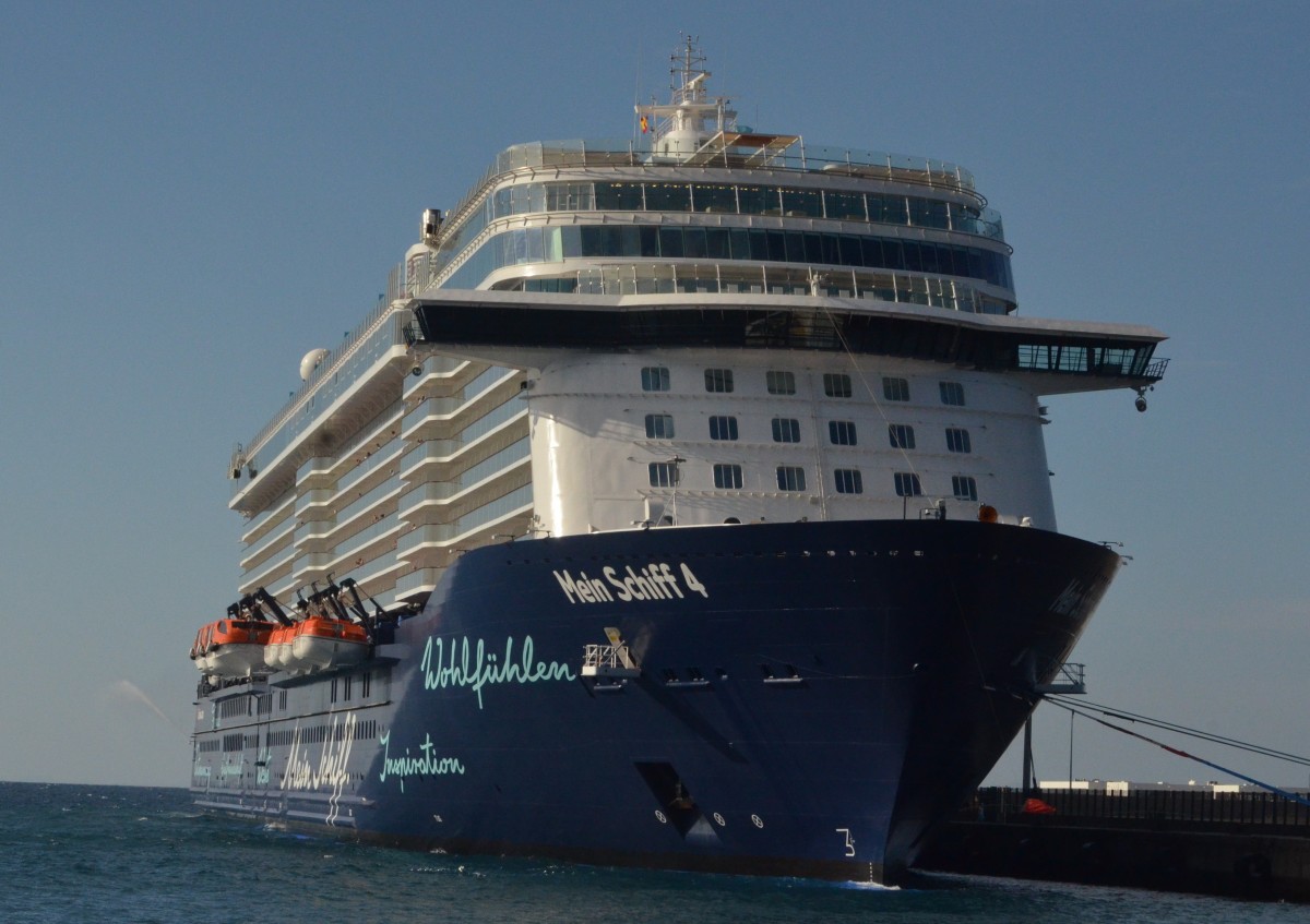 Mein Schiff 4 in Arrecife / Lanzarote am 10.12.15.  Lnge 293,2 m, Breite 42,3 m, Tiefgang max. 8,25 m, Besatzung ca. 1000, Passagierzahl  2506, Knoten 21,7,IMO-Nr. 9678408. Das Schiff verfgt ber neun Restaurants und Bistros. Das Hauptrestaurant „Atlantik“ ist in drei Bereiche unterteilt:  Mediterran ,  Brasserie  und  Klassik . Das „Anckelmannsplatz“ ist das grte der drei Buffet-Restaurants an Bord.