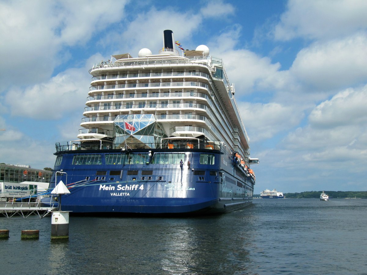 Mein Schiff 4 (IMO 9678408 , 293,2 x 35,8m) lag am 11.06.2018 in Kiel am Ostseekai , Passagierwechsel. 