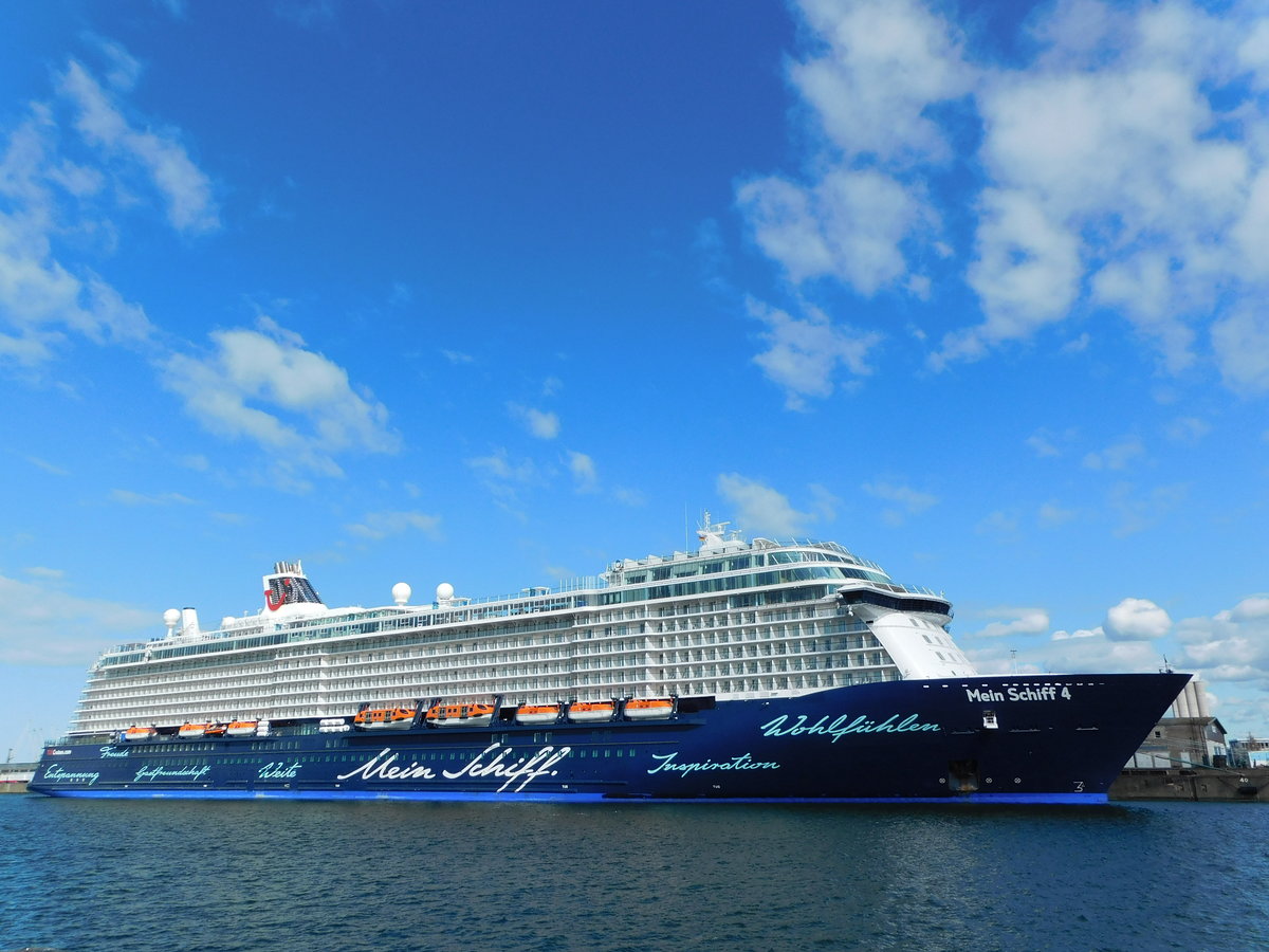 MEIN SCHIFF 4 von TUI Cruises, aufgelegt in Rostock am 03.04.2021