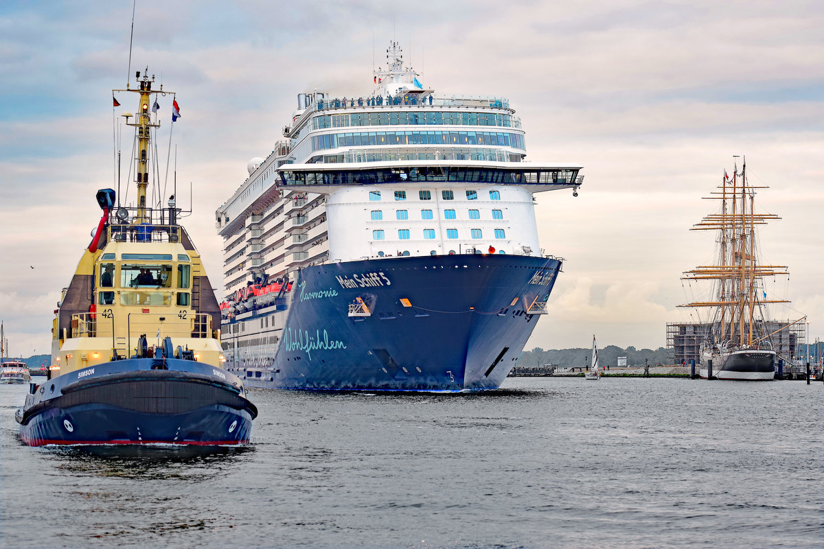 MEIN SCHIFF 5 am Abend der Schiffstaufe (15.07.2016) im Hafen von Lübeck-Travemünde.
Links der Schlepper SIMSON.