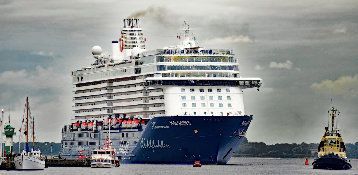 MEIN SCHIFF 5 am Abend des 15.07.2015 in Lübeck-Travemünde einlaufend. Etwas später wird der Kreuzfahrer unweit der Nordermole getauft.