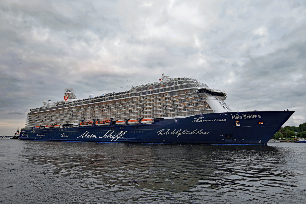 Mein Schiff 5 läuft am Abend des 15.07.2016 in den Hafen von Lübeck-Travemünde. Das Schiff wird etwas später getauft.