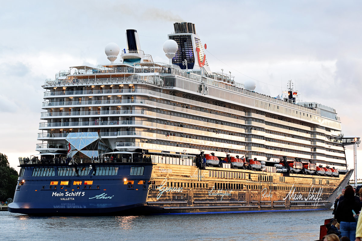 Mein Schiff 5 läuft am Abend des 15.07.2016 in den Hafen von Lübeck-Travemünde. Das Schiff wird von der untergehenden Sonne illuminiert.