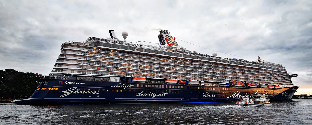 MEIN SCHIFF 5 Lübeck-Travemünde einlaufend am Abend des 15.07.2016 (dem Tag der Taufe)