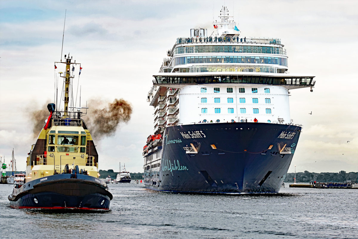 MEIN SCHIFF 5 in Lübeck-Travemünde einlaufend am Abend der Schiffstaufe. Aufnahme vom 15.07.2016