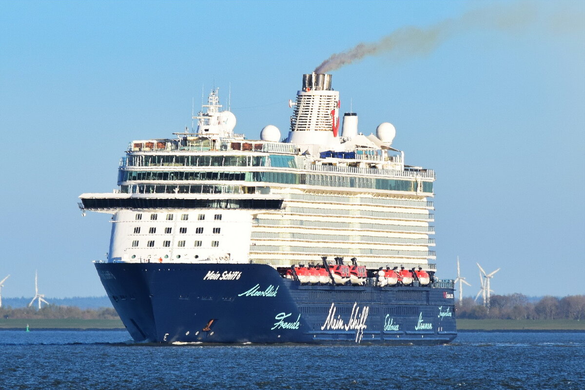 MEIN SCHIFF 6 , Kreuzfahrtschiff , IMO 9753208 ,  295.26 x 42.3 m , Baujahr 2017 , 19.04.2022 , Cuxhaven