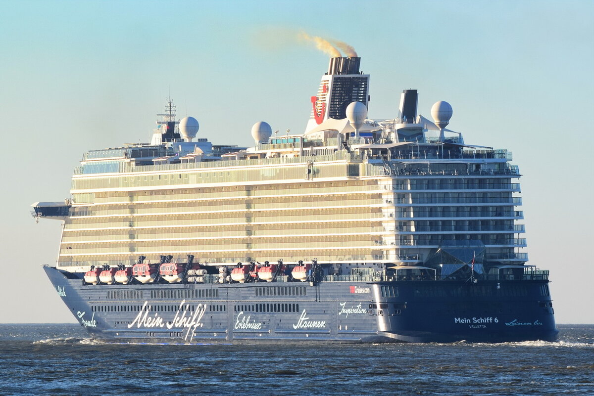 MEIN SCHIFF 6 , Kreuzfahrtschiff , IMO 9753208 , 295.26 x 42.3 m , Baujahr 2017 , 19.04.2022 , Cuxhaven