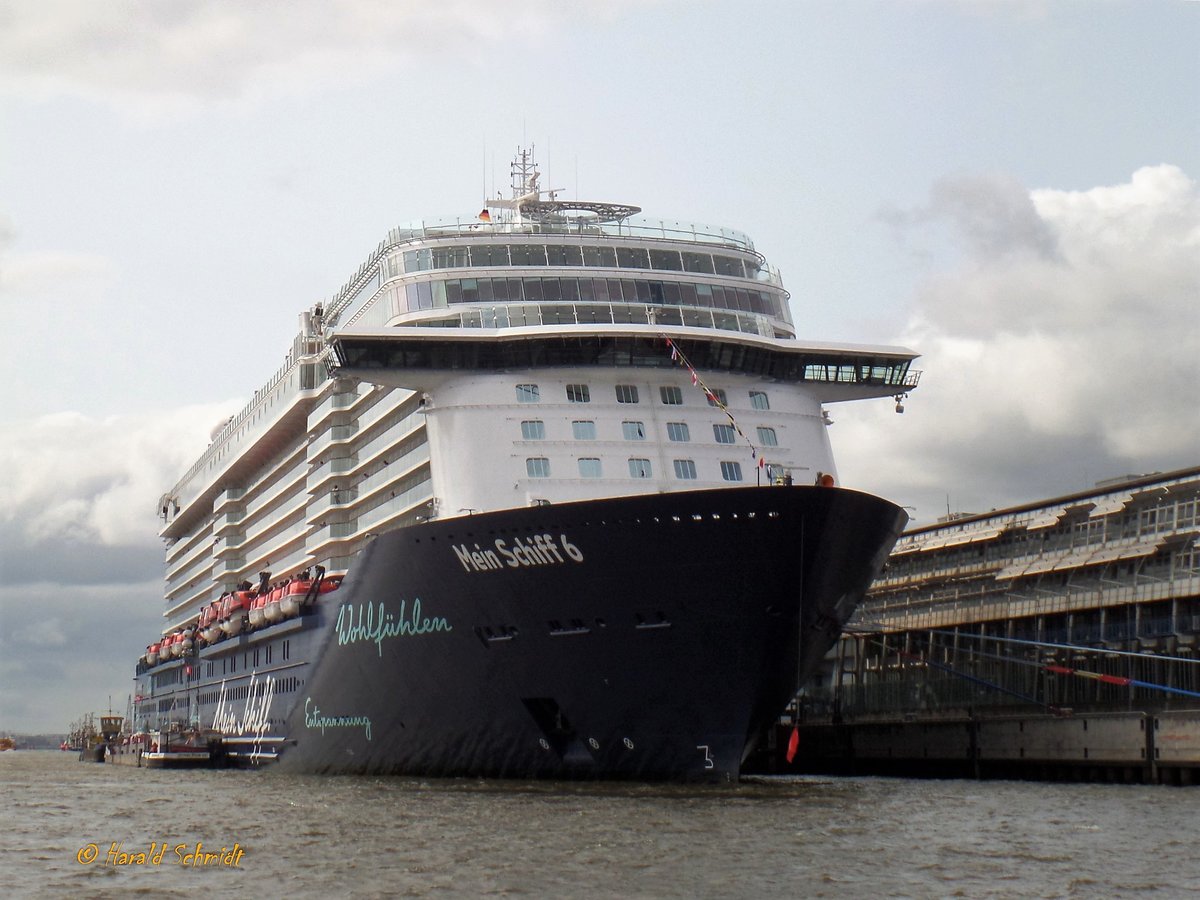 MEIN SCHIFF 6 (IMO 9753208) am 21.8.2017, Hamburg, Elbe, Cruise Center Altona /
Kreuzfahrtschiff / BRZ 98.811 / Lüa 295,26 m, B 36,2 m, Tg 8,25 m / 2 Diesel 8L46F + 2 Diesel 12V46;, Wärtsilä, ges. 48.000 kW (65.261 PS), 2 E-Motore, ges. 28.000 kW (38.069 PS) 2 Festpropeller, 21,7 kn / 1.030 Kabinen, 2.534 Pass., 1.267 Besatzung / gebaut 2017 bei Meyer Werft, Turku, Finnland / Eigner: TUI Cruises / Flagge: Malta Heimathafen: Valetta /