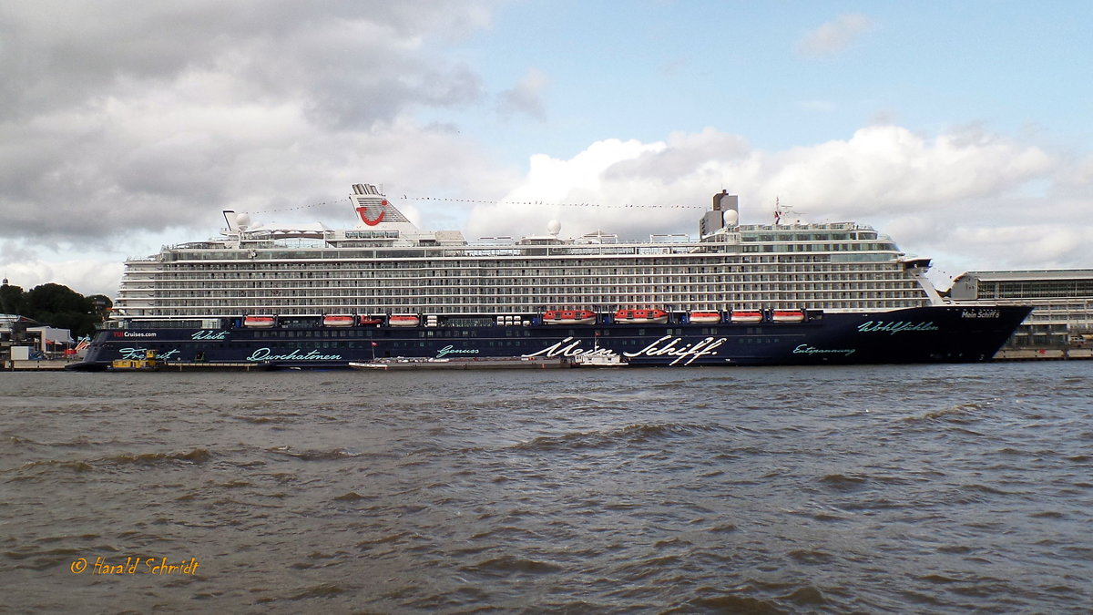 MEIN SCHIFF 6 (IMO 9753208) am 21.8.2017, Hamburg, Elbe, Cruise Center Altona /
Kreuzfahrtschiff / BRZ 98.811 / Lüa 295,26 m, B 36,2 m, Tg 8,25 m / 2 Diesel 8L46F + 2 Diesel 12V46;, Wärtsilä, ges. 48.000 kW (65.261 PS), 2 E-Motore, ges. 28.000 kW (38.069 PS) 2 Festpropeller, 21,7 kn / 1.030 Kabinen, 2.534 Pass., 1.267 Besatzung / gebaut 2017 bei Meyer Werft, Turku, Finnland / Eigner: TUI Cruises / Flagge: Malta Heimathafen: Valetta /