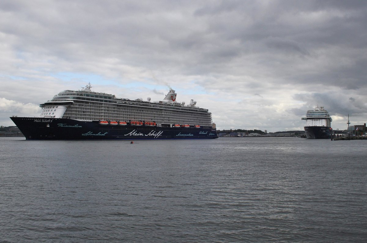 Mein Schiff-Treffen in Kiel. Die neue und noch ungetaufte Mein Schiff 5 bricht soeben zu ihrer 3.  Vorfreude-Fahrt  nach Kopenhagen und Rönne auf. Die Taufe wird am 15. Juli in der Bucht von Travemünde stattfinden. Im Hintegrund liegt die Mein Schiff 4 und wird eine Stunde später nach Bergen in Norwegen aufbrechen. (6.7.2016) 