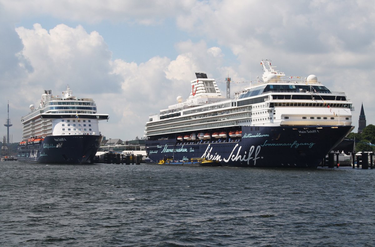 Mein Schiff-Treffen zur Kieler Woche 2016. Mein Schiff 1 und Mein Schiff 4 liegen am 26.6.2016 zusammen am Kieler Ostseekai.

Technische Daten:

Mein Schiff 1:

Indienststellung: 1996, Umbau TUI 2009
Werft: Meyer Werft, Papenburg
Länge: 262,5m
Breite: 32,12m
Tiefgang: 7,7m
Vermessung: 76.998 BRZ
Geschwindigkeit: 21,5kn
Gästekabinen: 962
Crew: ca. 780

Mein Schiff 4:

Indienststellung: 2015
Werft: STX Finland/Meyer Turku
Länge: 293,3m
Breite: 35,8m
Tiefgang: 8,25m
Vermessung: 99.526 BRZ
Geschwindigkeit: 21,7kn
Gästekabinen: 1.253
Crew: ca. 1000