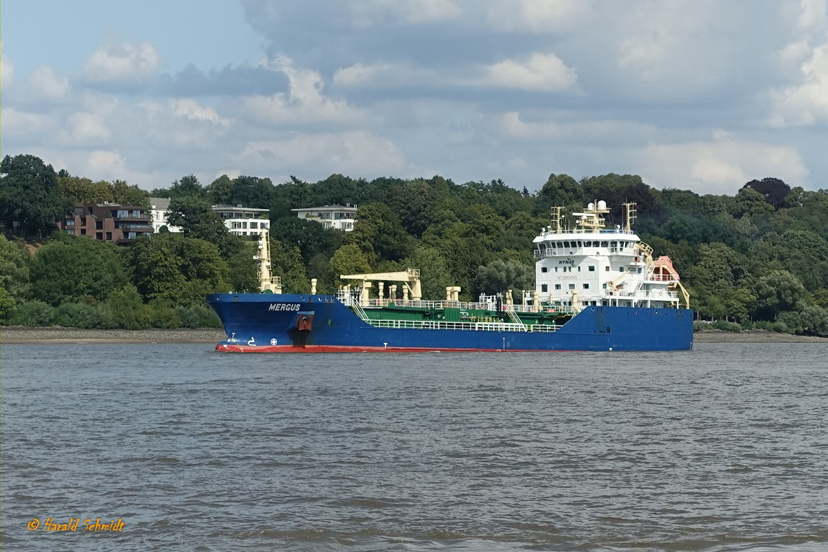 MERGUS (IMO 9503914) am 21.8.2019, Hamburg auslaufend, Elbe Höhe Övelgönne /

Asphalt/Bitumen-Tanker / BRZ 4.657 / Lüa 99,9 m, B 15,86 m, Tg 6,34 m / 1 Diesel, Wartsilä 6L32, 4.000 kW (5.435 PS), 14 kn / gebaut 2012 in China / Eigner: Frederi Beta Shipmanagement Ltd., Schweden, Reederei+Manager: Nynas AB, Stockholm, Schweden / Flagge: Zypern, Heimathafen: Limassol /