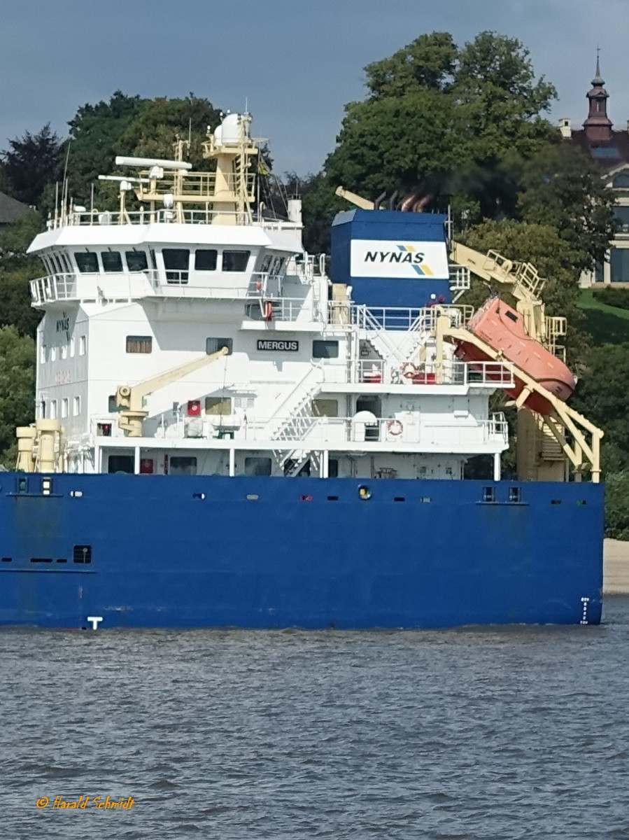 MERGUS (IMO 9503914) am 21.8.2019, Hamburg auslaufend, Elbe Höhe Övelgönne, Schornsteinmarke: Nynas Group, Stockholm, Schweden / 

Asphalt/Bitumen-Tanker / BRZ 4.657 / Lüa 99,9 m, B 15,86 m, Tg 6,34 m / 1 Diesel, Wartsilä 6L32, 4.000 kW (5.435 PS), 14 kn / gebaut 2012 in China / Eigner: Frederi Beta Shipmanagement Ltd., Schweden, Reederei+Manager: Nynas AB, Stockholm, Schweden / Flagge: Zypern, Heimathafen: Limassol /