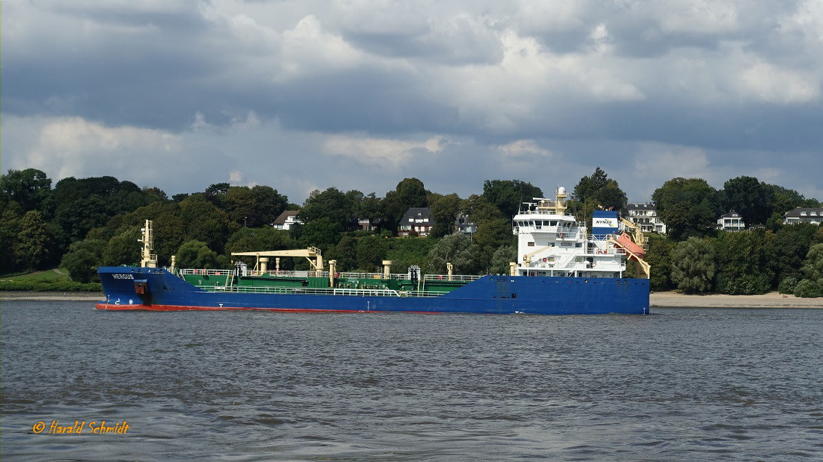 MERGUS (IMO 9503914) am 21.8.2019, Hamburg auslaufend, Elbe Höhe Övelgönne /

Asphalt/Bitumen-Tanker / BRZ 4.657 / Lüa 99,9 m, B 15,86 m, Tg 6,34 m / 1 Diesel, Wartsilä 6L32, 4.000 kW (5.435 PS), 14 kn / gebaut 2012 in China / Eigner: Frederi Beta Shipmanagement Ltd., Schweden, Reederei+Manager: Nynas AB, Stockholm, Schweden / Flagge: Zypern, Heimathafen: Limassol /