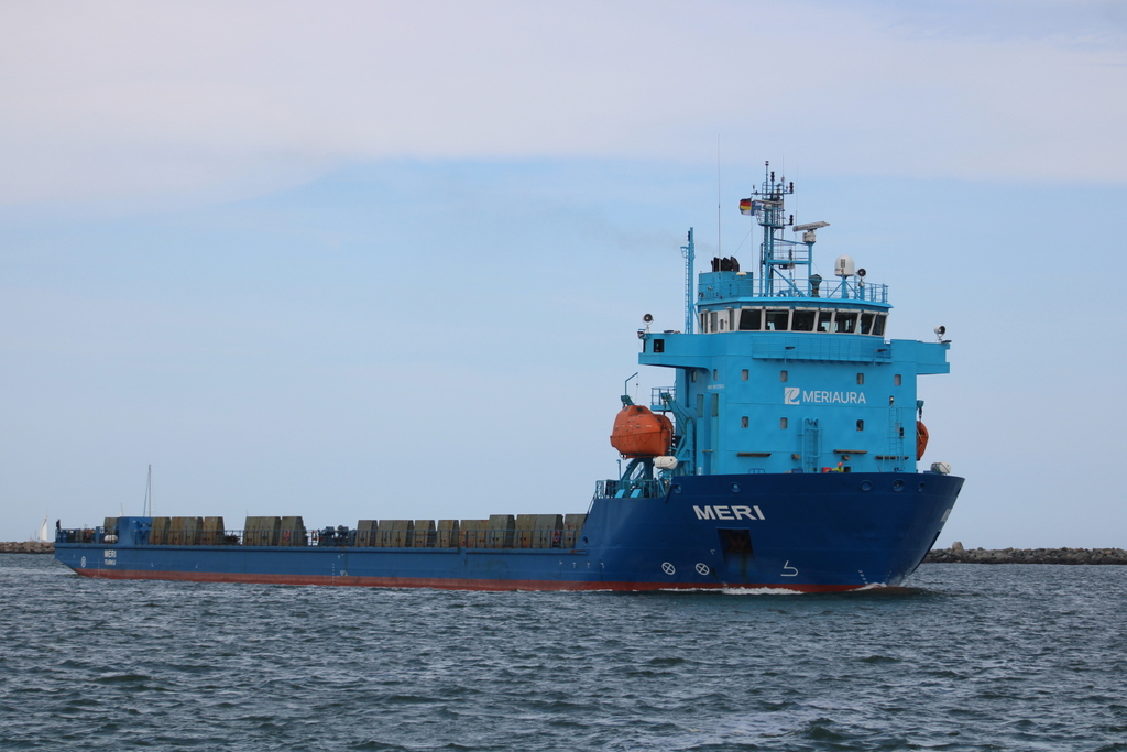 MERI(Heavy Load Carrier)auf dem Seeweg von Schiedam nach Rostock beim Einlaufen in Warnemünde.29.07.2022