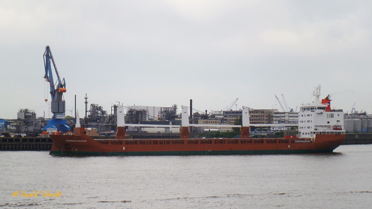 MERWEDEGRACHT (IMO 9571519) am 6.5.2014, Hamburg einlaufend, Elbe, drehen und festmachen am Süd-West Terminal /
Stückgutfrachter / BRZ 9.524 / Lüa 142,1 m, B 18,95 m, Tg 8,48 m / Laderaum: 15.640 m², 491 TEU / 1 Diesel, Wärtsilä Type 6L46, 5.430 kW, 7.384 PS, 14,5 kn / 3 Kräne á 80 t / 08.2011 bei Zhejiang Ouhua Shipyard, Zhoushan, China / Eigner: C.V. Scheepvaartonderneming Merwedegracht, Amsterdam, Niederlande / Flagge: Niederlande, Heimathafen: Amsterdam /
