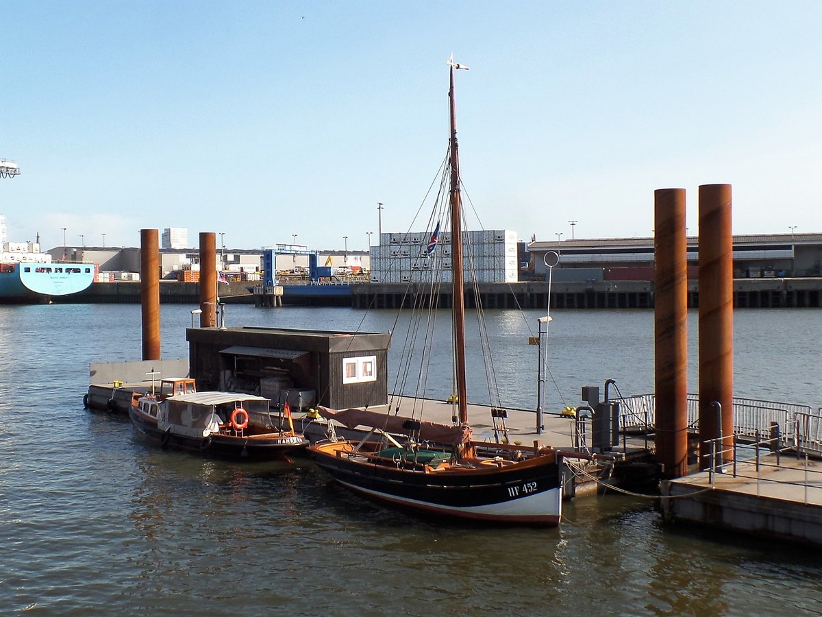 META (HH AG 472) und HF 452 GRETA von Finkenwerder  am 26.8.2018, Hamburg, Hansahafen, Bremer Kai,  50er Schuppen (Hafenmuseum)  / 

META (HH AG 472 / Traditionelle Hafenbarkasse / Lüa 12,0 m, B 2,6 m, Tg 1,2 m / 1 Diesel, VETUS-DEUTZ, DT 4.70, 49 kW (67 PS), Kielkühlung / gebaut 1908 / nach Restaurierung seit 2016 in Fahrt / Eigner: Stiftung Hamburg Maritim /
HF 452 GRETA von Finkenwerder /
Ex-Namen: HBK 111 GRETA  -1947 > HBK 577 GRETA-Finkenwerder 1912-1938 > GRETA 1904-1912 /
Elbfischkutter (niederelbischer Lüttfischer) / Lüa 13,5 m, B 3,45 m, Tg 0,8 m / Gaffelgetakelt, Segelfläche: 72 m² /  gebaut 1904 bei Joachim Behrens, Finkenwerder / Eigner: Stiftung Hamburg Maritim (seit 2006) /


