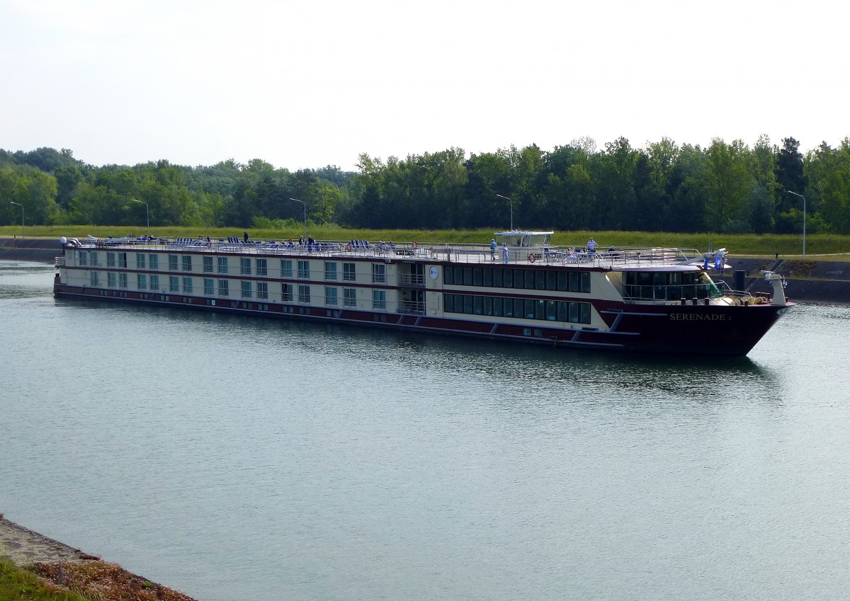 MFS  Serenade 2  wartet vor der Schleuse in Marckolsheim am Oberrhein, Juni 2014