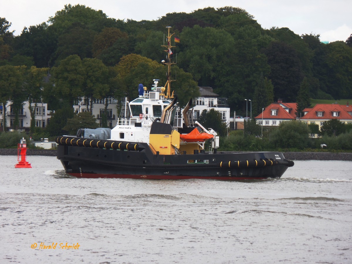 MICHEL (4) (IMO 9689081) am 8.9.2015. Hamburg, Elbe, Höhe Övelgönne, auf Warteposition /

Doppelhüllen-Assistenz-Schlepper / Typ:  Damen ASD 2913 /  Lüa 28,9 m, B 13,23 m, Tg 5,4 m / 2 Diesel, Caterpillar 3516 C HD+TA/D, ges. 5.050 kW, 6.772 bhp, 6.866 PS, 2 Rolls Royce Ruderpropeller US 255 FP, Prop. Ø 2,8 m,  Pfahlzug bis zu 80,3 t / Eigner: Petersen & Alpers (P&A), Hamburg  / 8.2.2015 einlaufend Hamburg, , 11.2.2015 Übernahme durch die Reederei / dieser Schlepper ist eine Neuntwicklung, P&A hat viele seiner Erfahrungen mit in diesen neuen Typ eingebracht und bekam das erste Schiff dieser Serie. Der Einsatz wird hauptsächlich im Hamburger Hafen und im Bereich Unterelbe sein. Der Neubau ist der stärkste Schlepper, der je für P&A gebaut wurde.
