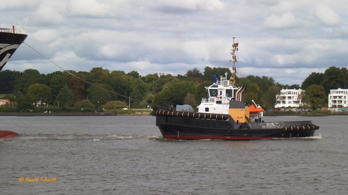 MICHEL (4) (IMO 9689081) am 8.9.2015. Hamburg, Elbe, Höhe Bubendeyufer, als Kopfschlepper an der HANJIN EUROPE  festgemacht  /
Doppelhüllen-Assistenz-Schlepper / Typ:  Damen ASD 2913 /  Lüa 28,9 m, B 13,23 m, Tg 5,4 m / 2 Diesel, Caterpillar 3516 C HD+TA/D, ges. 5.050 kW, 6.772 bhp, 6.866 PS, 2 Rolls Royce Ruderpropeller US 255 FP, Prop. Ø 2,8 m,  Pfahlzug bis zu 80,3 t / Eigner: Petersen & Alpers (P&A), Hamburg  / 8.2.2015 einlaufend Hamburg, , 11.2.2015 Übernahme durch die Reederei / dieser Schlepper ist eine Neuntwicklung, P&A hat viele seiner Erfahrungen mit in diesen neuen Typ eingebracht und bekam das erste Schiff dieser Serie. Der Einsatz wird hauptsächlich im Hamburger Hafen und im Bereich Unterelbe sein. Der Neubau ist der stärkste Schlepper, der je für P&A gebaut wurde.
