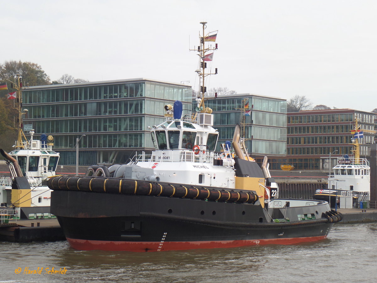 MICHEL (4) (IMO 9689081) am 13.11.2016, Hamburg, Elbe, Schlepperponton Neumühlen /
Doppelhüllen-Assistenz-Schlepper / Typ:  Damen ASD 2913 /  Lüa 28,9 m, B 13,23 m, Tg 5,4 m / 2 Diesel, Caterpillar 3516 C HD+TA/D, ges. 5.050 kW, 6.772 bhp, 6.866 PS, 2 Rolls Royce Ruderpropeller US 255 FP, Prop. Ø 2,8 m,  Pfahlzug bis zu 80,3 t / Eigner: Petersen & Alpers (P&A), Hamburg  / 11.2.2015 Übernahme durch die Reederei /
