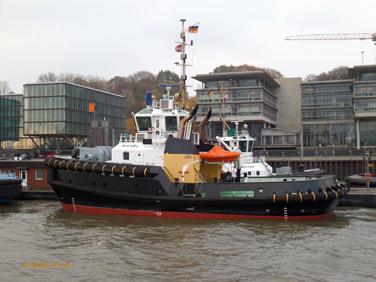 MICHEL (4) (IMO 9689081) am 9.11.2018, Hamburg, Elbe, Schlepperponton Neumühlen /
Doppelhüllen-Assistenz-Schlepper / Typ:  Damen ASD 2913 /  Lüa 28,9 m, B 13,23 m, Tg 5,4 m / 2 Diesel, Caterpillar 3516 C HD+TA/D, ges. 5.050 kW, 6.772 bhp, 6.866 PS, 2 Rolls Royce Ruderpropeller US 255 FP, Prop. Ø 2,8 m,  Pfahlzug bis zu 80,3 t / Eigner: Petersen & Alpers (P&A), Hamburg  / 11.2.2015 Übernahme durch die Reederei /
