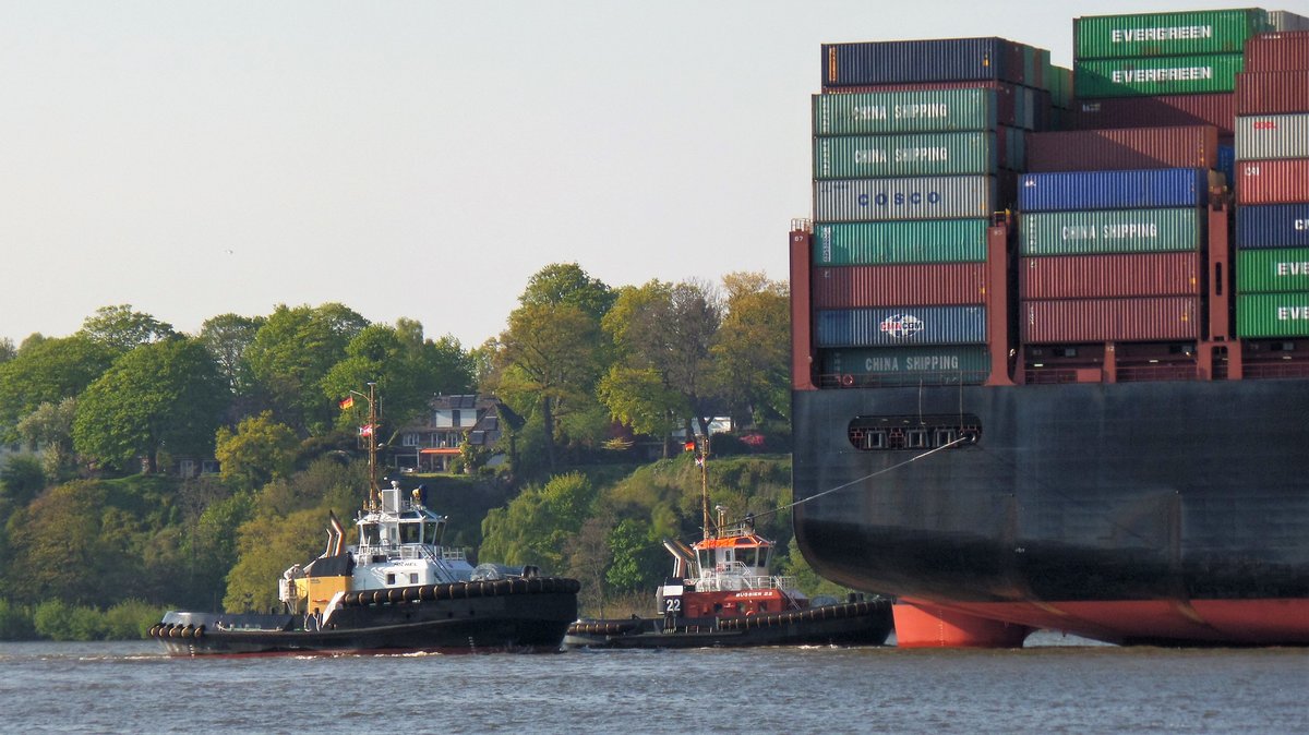 MICHEL (4) (IMO 9689081)+ BUGSIER 22 (1) (IMO 9763253) als Heckschlepper an der APL CHANGI (IMO 9631981) am 11.5.2017, Hamburg, Elbe Höhe Finkenwerder /