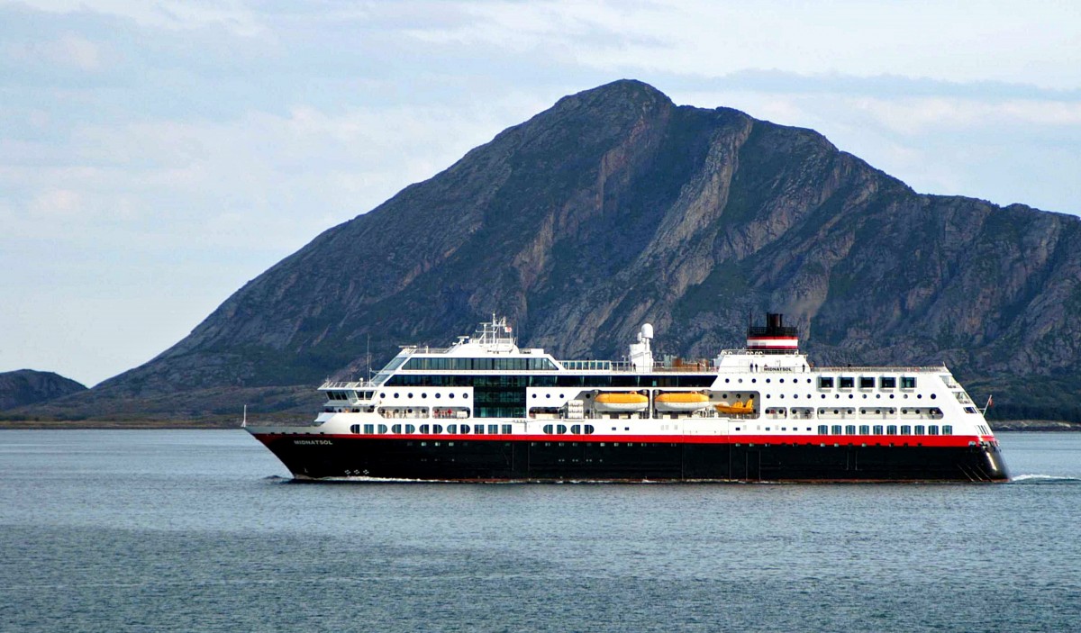 MIDNATSOL (Passagier-/RoRo-Frachtschiff, Norwegen, IMO: 5234462) der Reederei Hurtigruten, südgehend (nahe Ørnes, 24.08.2006, fotografiert von Bord der KONG HARALD).
 