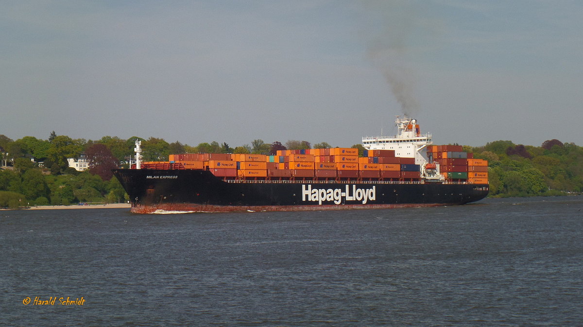 MILAN EXPRESS (IMO 9112296) am 11.5.2017, Hamburg auslaufend, Elbe Höhe Finkenwerder / 

Ex-Namen: OOCL KANADA ->07.2003 – CAST PREMIER ->02.2005 - CIELO DI LOS ANGELES  ->02.2005 -  CP LOS ANGELES  ->09.2005 /

Containerschiff / BRZ 33.662 / Lüa 216,2 m, B 32,2 m, Tg 10,8 m / 1 Diesel, MAN B&W 6L80MC, 28.020 kW (38.107 PS), 18,5 kn, / TEU 2486, davon 315 Feeder / gebaut 1996 bei Samsung Shipbuilding & Heavy Industries Co. Ltd, Südkorea / Eigner+Operator: HAPAG-LLOYD, Hamburg  / Flagge: Bermuda, Heimathafen: Hamilton
