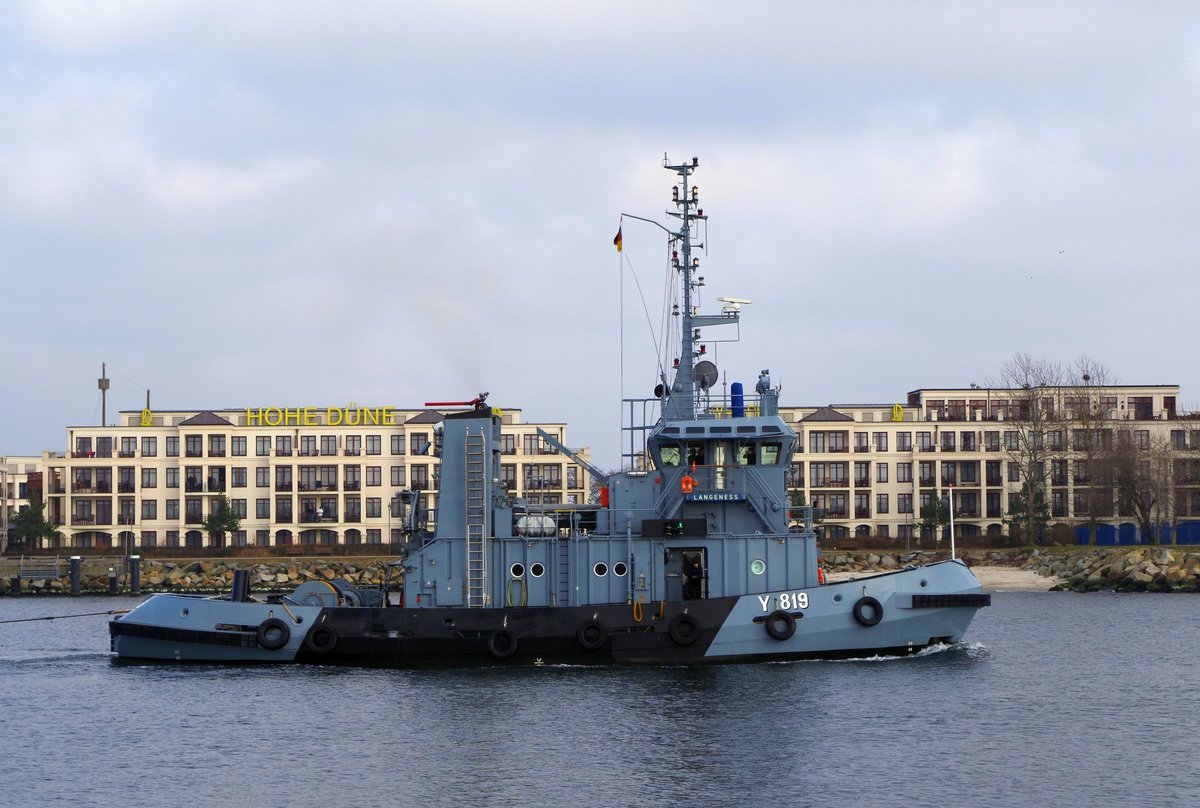 Millitärschlepper Y819 Langeness am 19.03.16 in Rostock