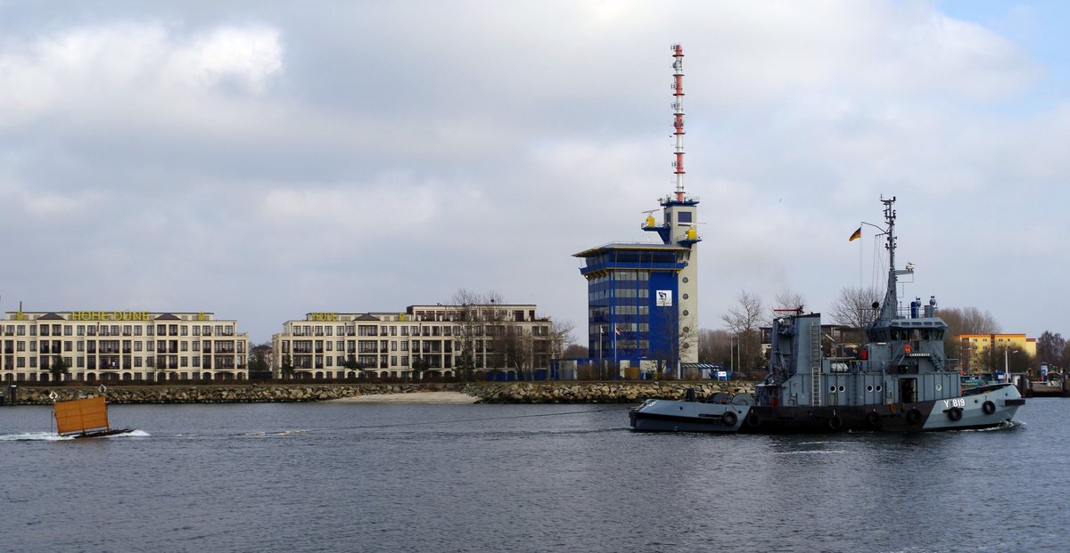 Millitärschlepper Y819 Langeness am 19.03.16 in Rostock