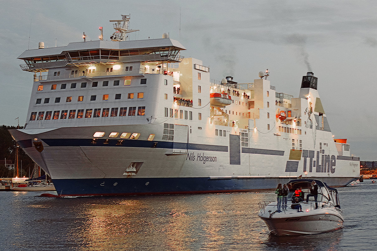 MILS HOLGERSSON um 22.17 Uhr des 15.07.2016 Lübeck-Travemünde auslaufend.