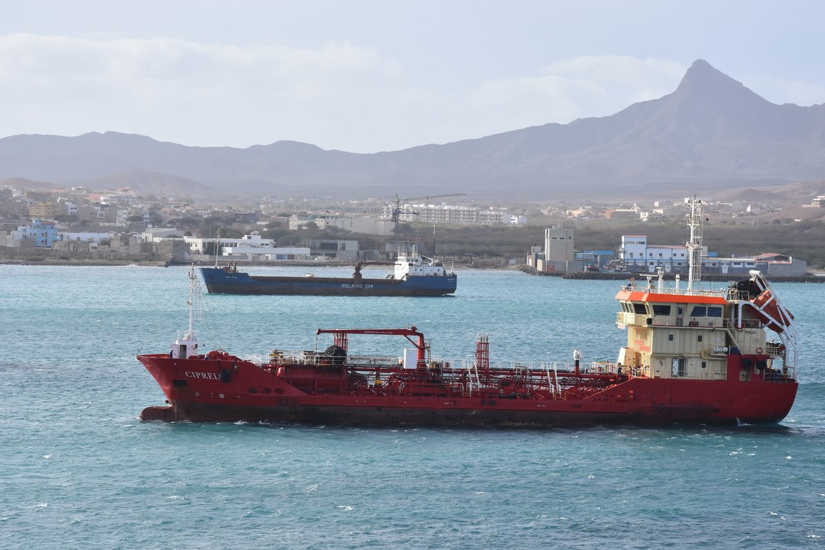 MINDELO (Distrikt São Vicente), 23.03.2016, Tankschiff Ciprela beim Einlaufen