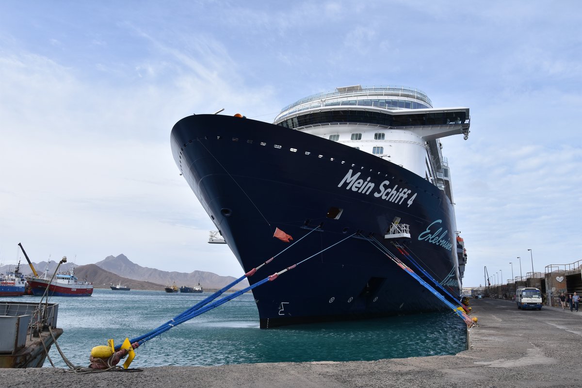 MINDELO (Distrikt São Vicente), 23.03.2016, TUI-Kreuzfahrtschiff Mein Schiff 4 im Hafen -- Baujahr: 2015 / Flagge: Malta / IMO/MMSI: 9678408/229678000