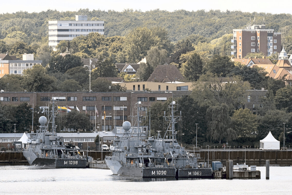 Minenjagdboote - darunter M 1090 und M 1098 - am 13.06.2022 in Kiel